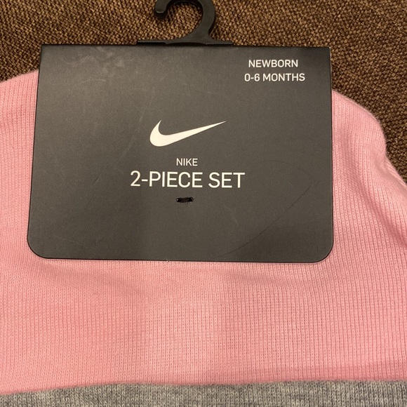 NIKE - Picture 4 of 4